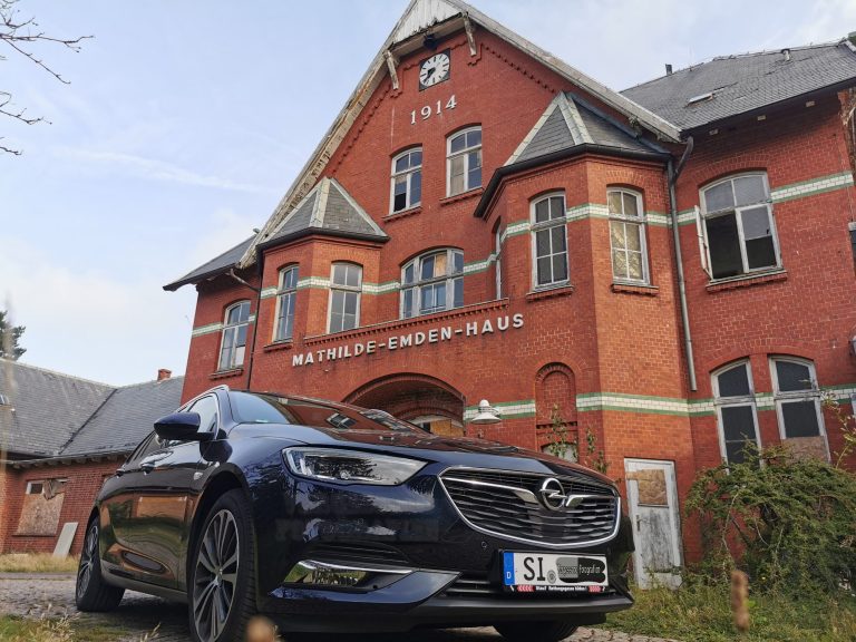 Opel Insignia vor einem Lost-Place